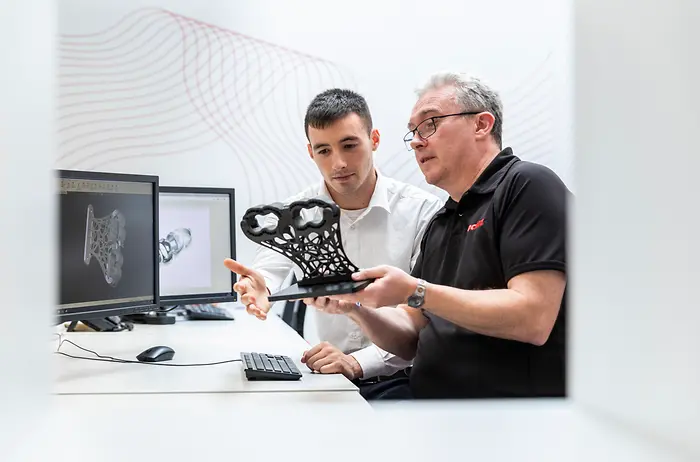 Inžinieri spoločnosti Henkel pracujú spoločne so zákazníkmi z automobilového a výrobného priemyslu na optimalizácii súčiastok vyrábaných 3D tlačou.