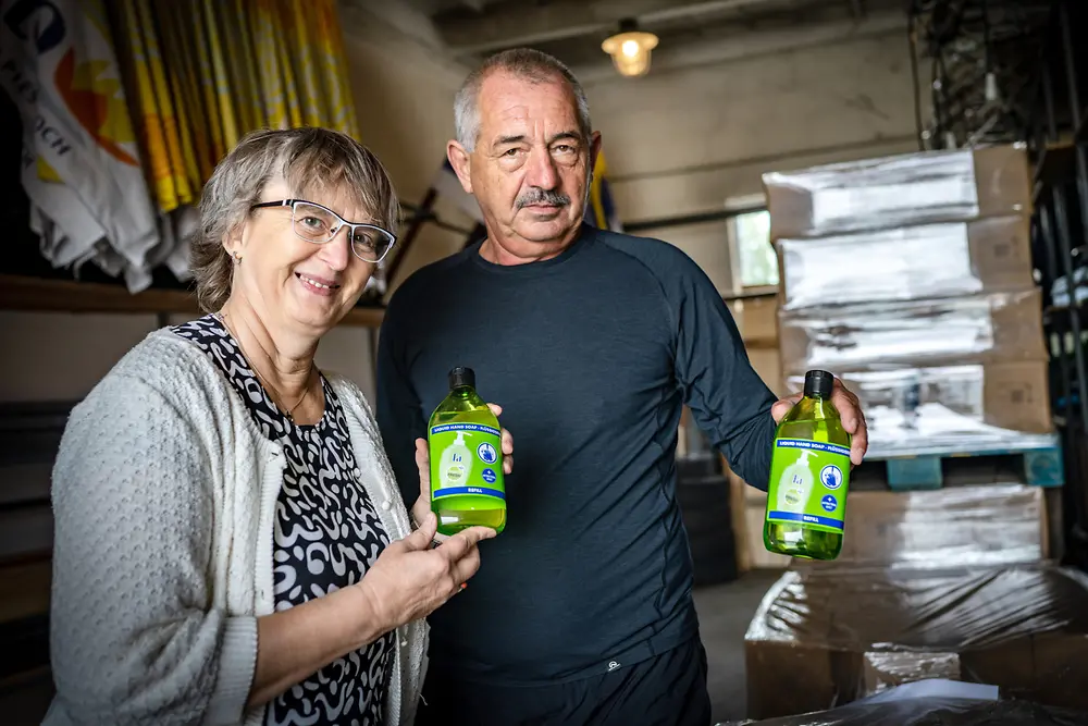 Odovzdávanie produktovej pomoci pre seniorov od Henkel Slovensko v Piešťanoch