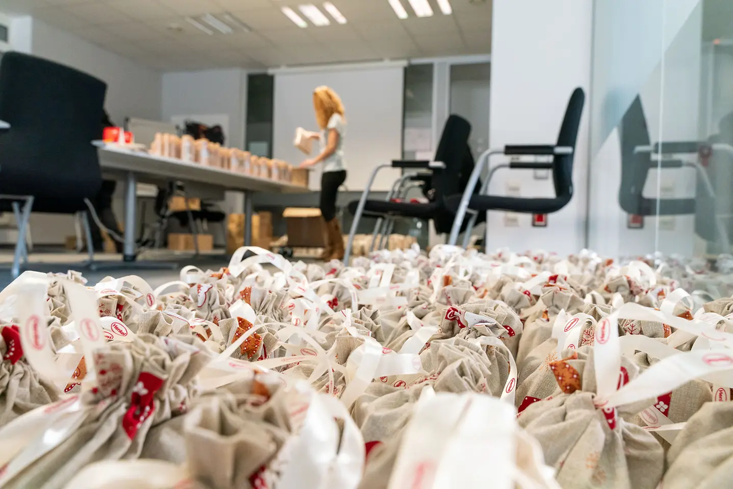 Zamestnanci Henkel Slovensko potešili 511 seniorov vianočnou zbierkou #GivingTuesday