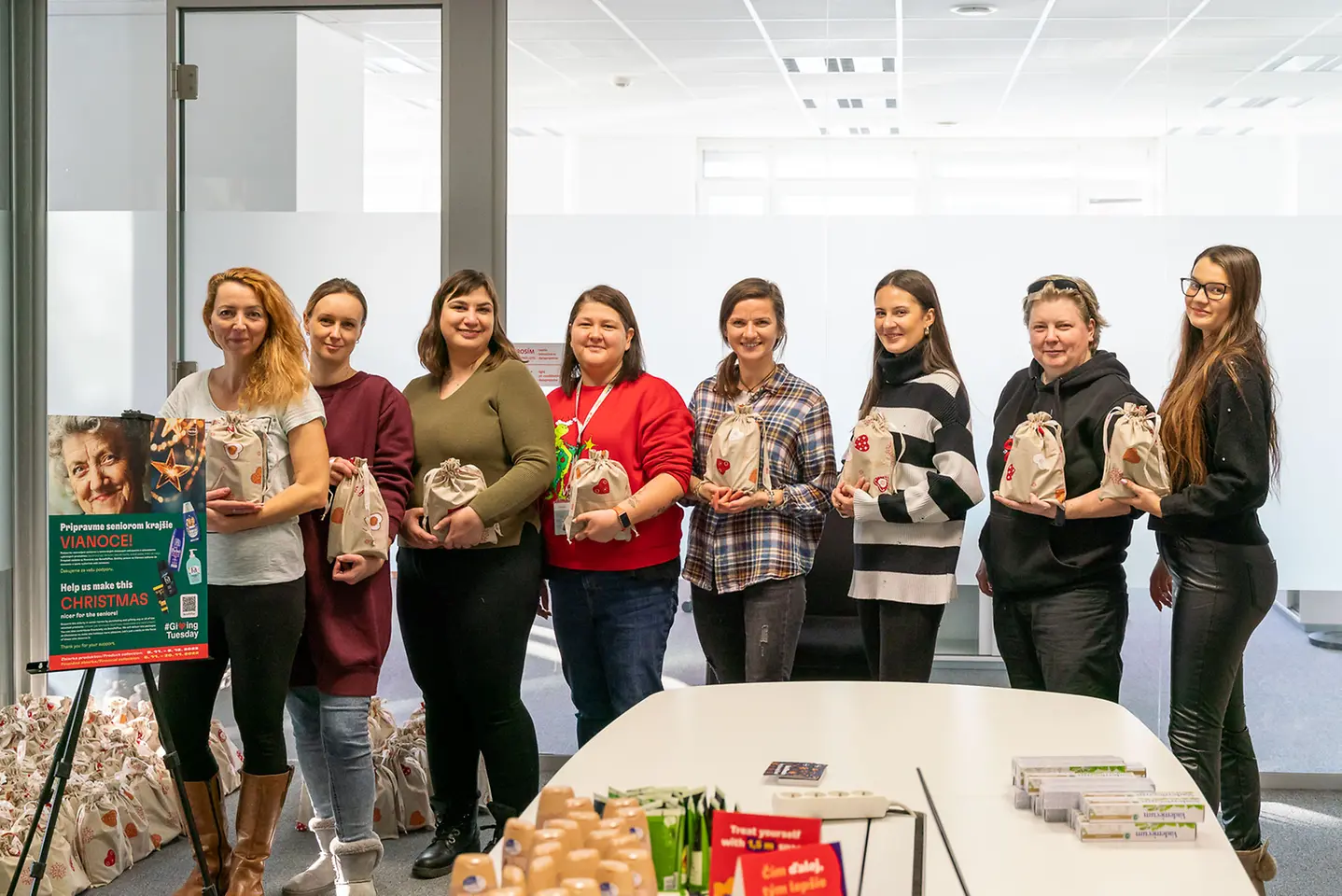 Zamestnanci Henkel Slovensko potešili 511 seniorov vianočnou zbierkou #GivingTuesday