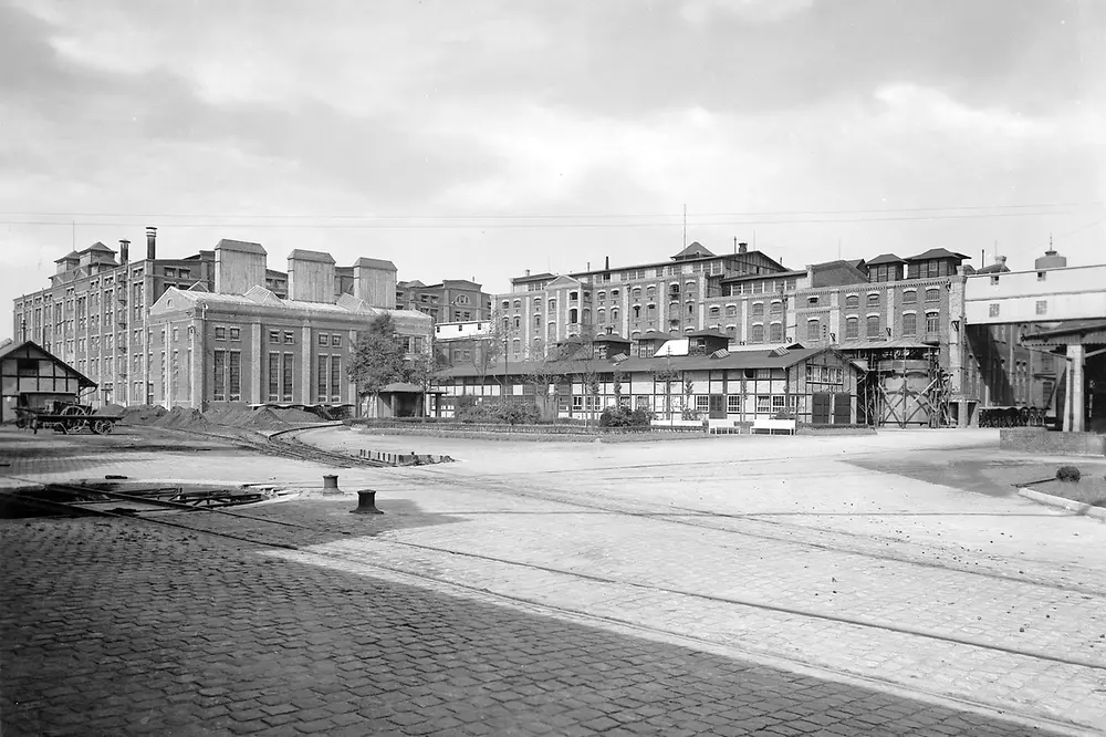 
Výstavbou a spustením vlastnej továrne na lepidlá v Düsseldorfe začala spoločnosť Henkel 26. júna 1923 predávať lepidlá.