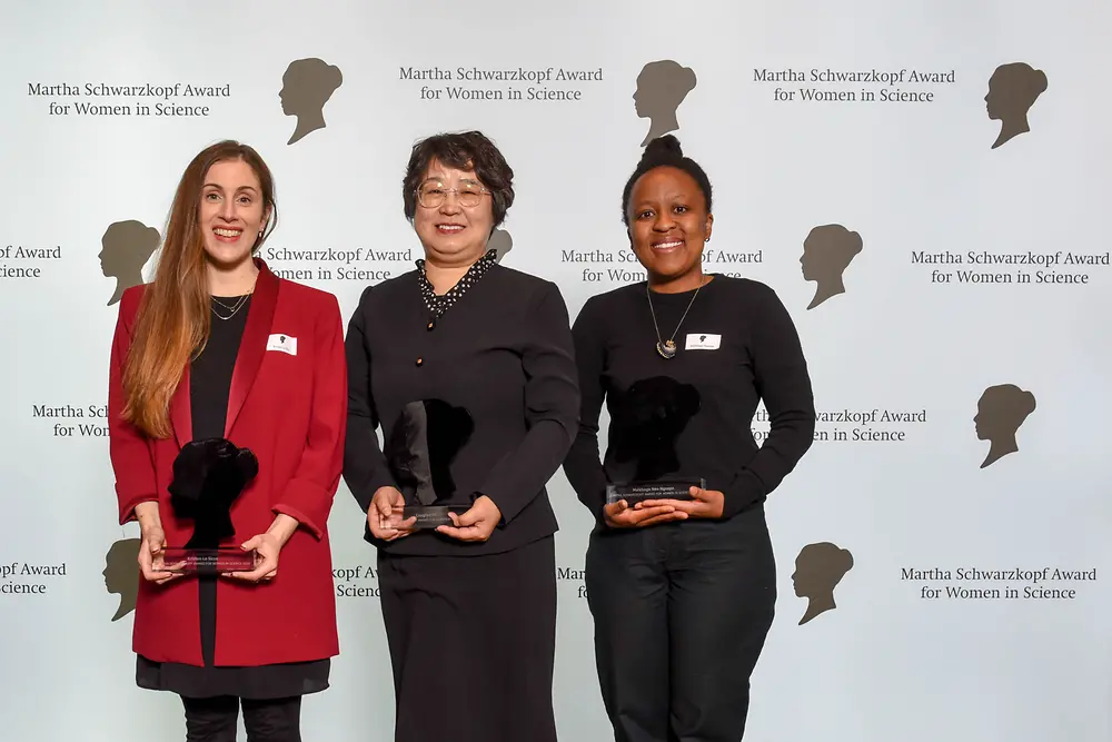 Zwei Frauen bei Awardverleihung 